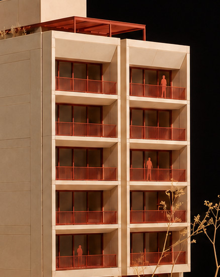 Balcones y barandales. Losas en voladizo con barandales rojos que marcan el ritmo de la fachada.