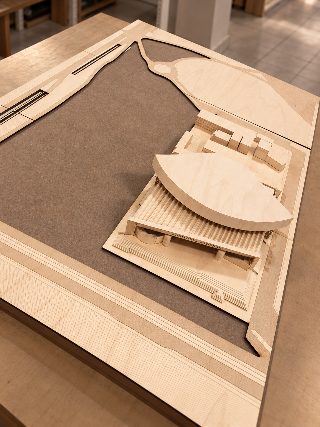 Maqueta en madera del Auditorio Nacional sobre su base de contexto, vista aérea