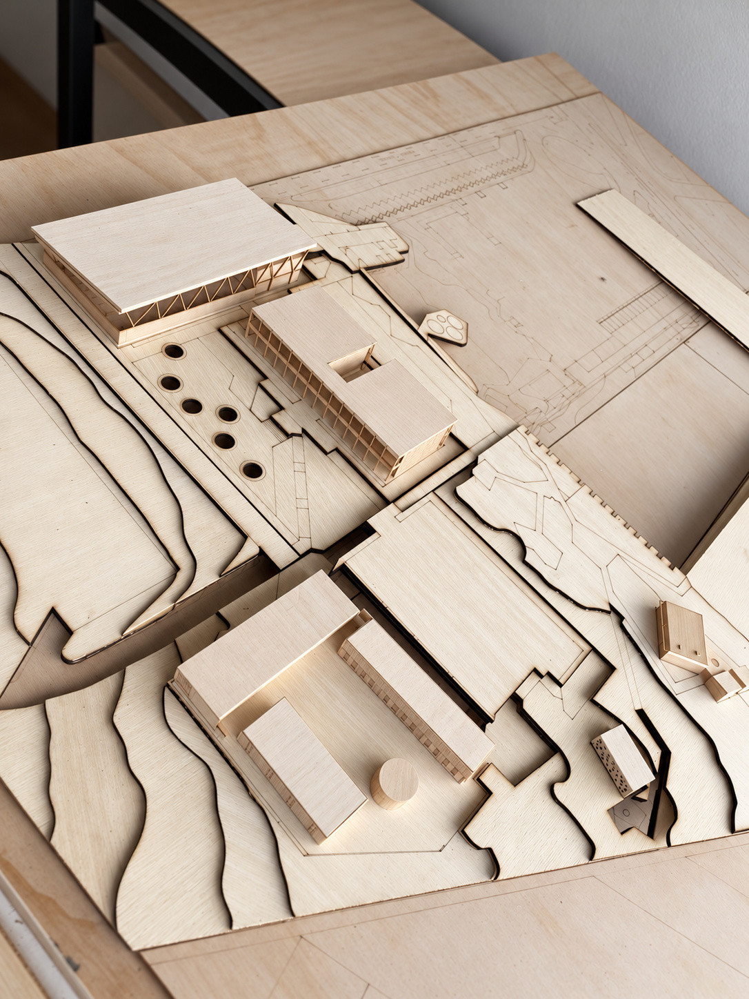 Proceso del modelo — Estructura y base topográfica por curvas de nivel.