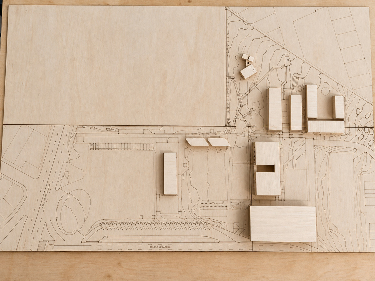 Proceso del modelo — Volúmenes de madera sobre el plano grabado.