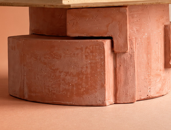 Barro con textura. Superficie de barro con vetas y pequeños granos visibles, y volúmenes encajados entre sí.